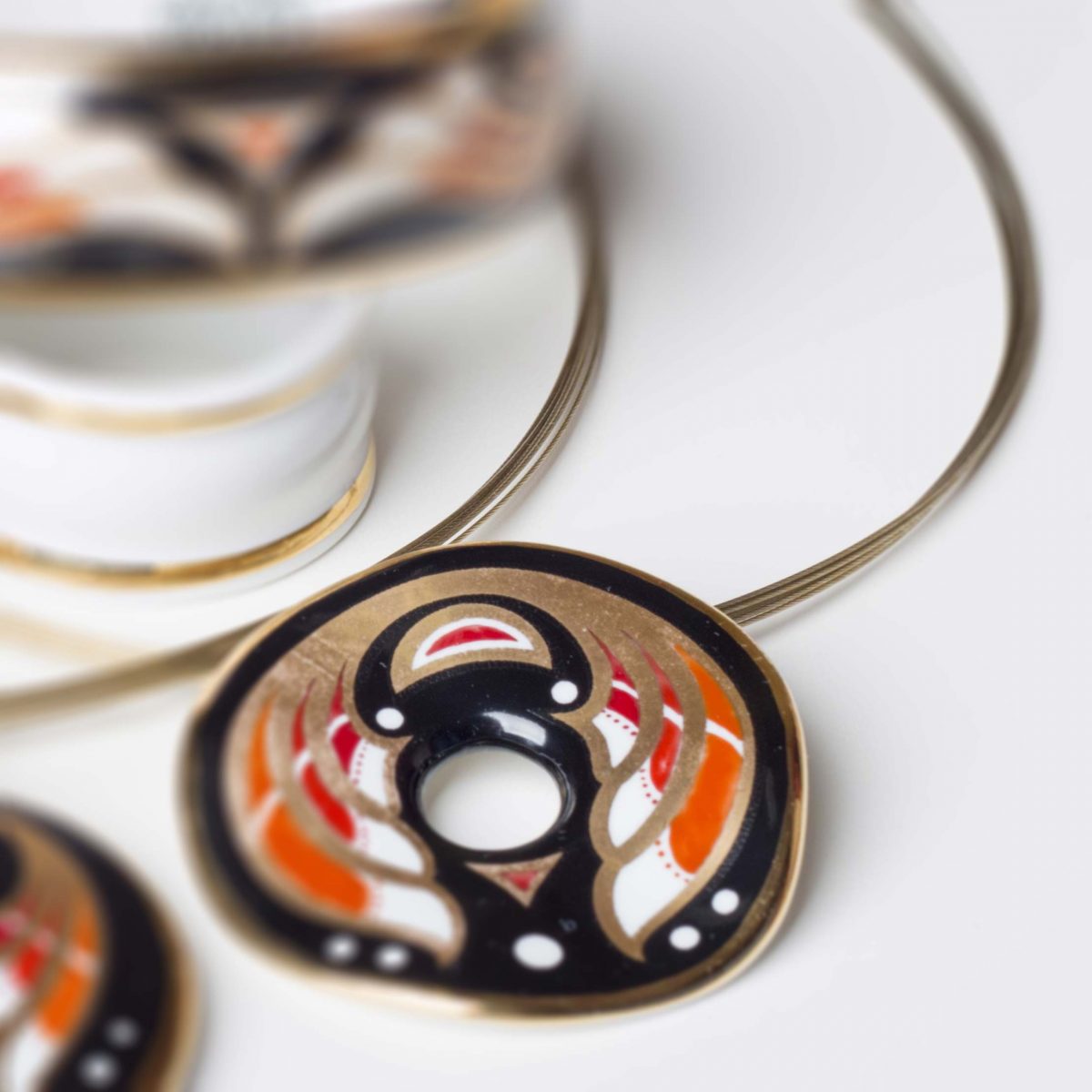 Art Deco Piros kerek medál orvosifém nyakpánttal