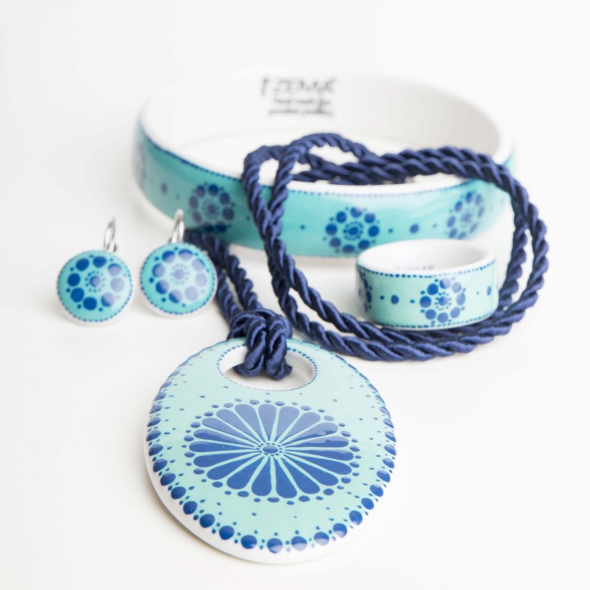 tradicionalis-kek-lyukmintas-kollekcio-oval